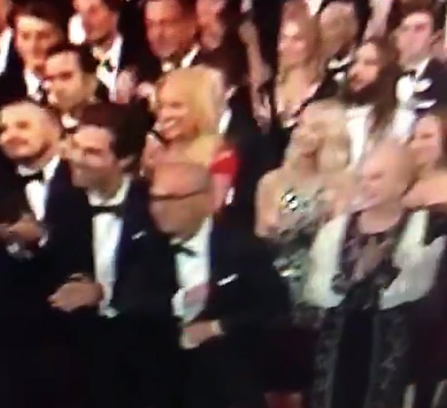 Michael Keaton guarda discurso no bolso após perder o Oscar