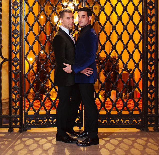 Lance Bass e o marido, Michael Turchin, em foto do reality show 'Lance Loves Michael