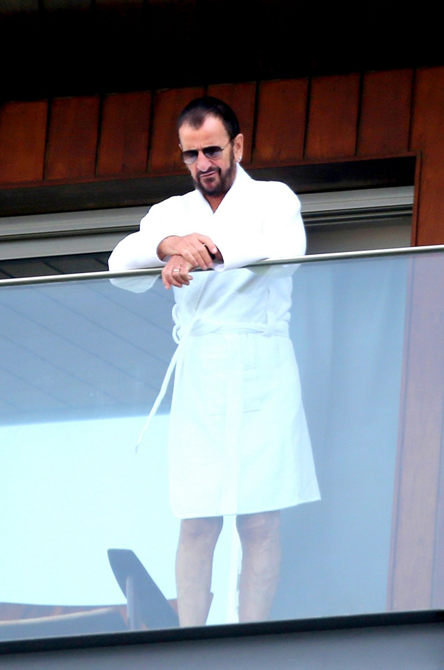 O ex-Beatle Ringo Starr aparece de roupão na sacada do hotel Fasano, no Rio