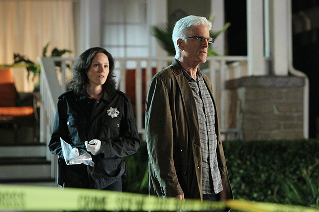 Os atores Sara Sidle e D. B. Russel em cena da 13ª temporada do seriado "CSI"