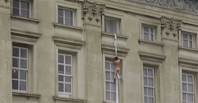 Vídeo aparentemente mostra homem nu fugindo do palácio de Buckingham