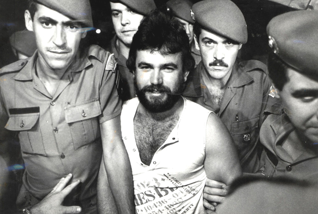 Ao ser levado para o presídio Romão Gomes, após ser capturado no Estado do Pará, cabo Bruno ri para o fotógrafo José Maria da Silva, do "Notícias Populares" 