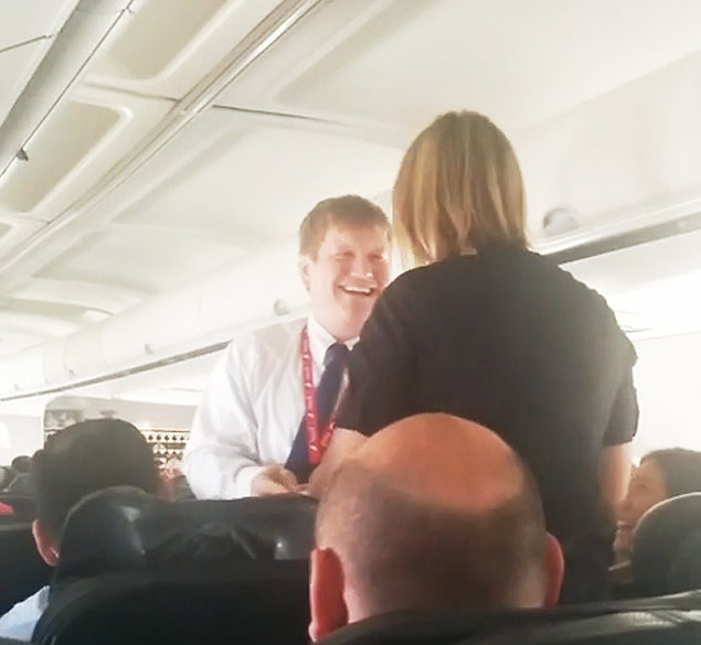 Piloto pede comissária de bordo em casamento em pleno voo