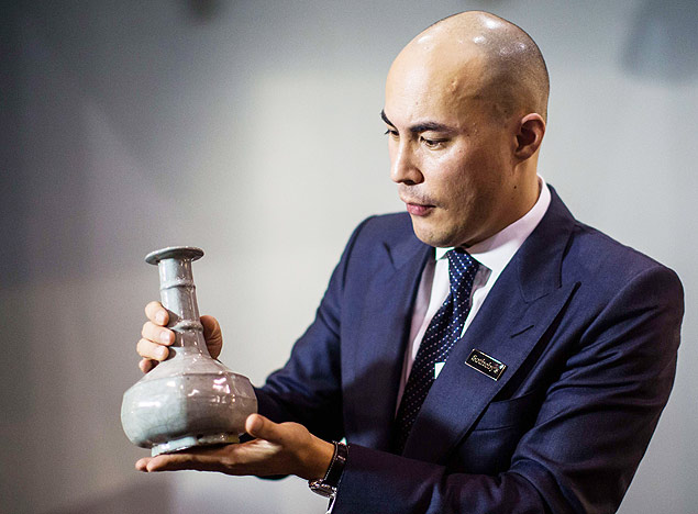 Vice-Presidente da casa de leilões Sotheby's na Ásia, Nicolas Chow, mostra vaso 'Guan' 