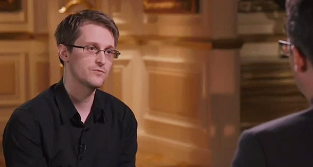 Edward Snowden é entrevistado por John Oliver no programa "You Have To Own This"