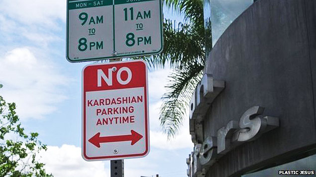 Placas com proibição apareceram em locais estratégicos de Los Angeles