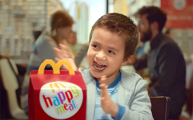 Anúncio do McDonald's mostra criança rejeitando pizza