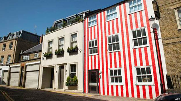 Milionária pinta casa com listras vermelhas para se vingar de vizinhos