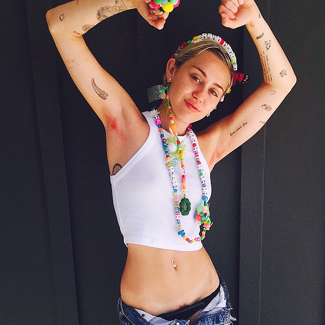 Miley Cyrus e suas axilas cor-de-rosa