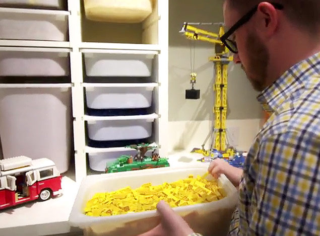 Homem monta quarto para brincar de Lego com 250 mil peças
