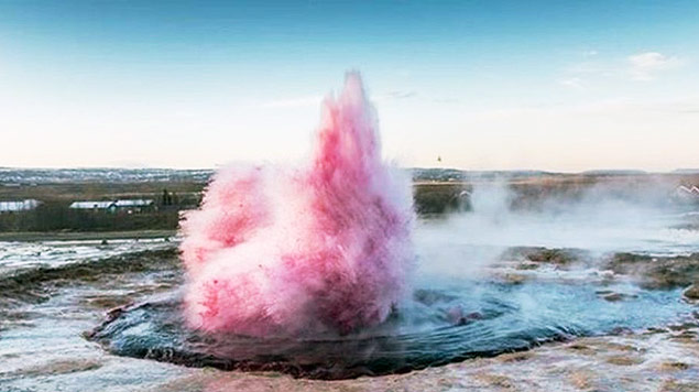 Artista é multado por tingir gêiser de rosa na Islândia