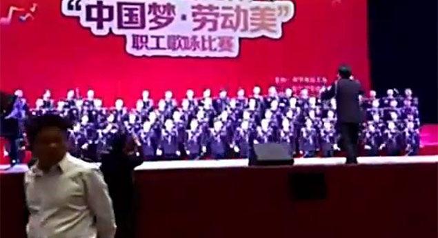 Palco desaba com 80 pessoas na China, em Bi Jie City