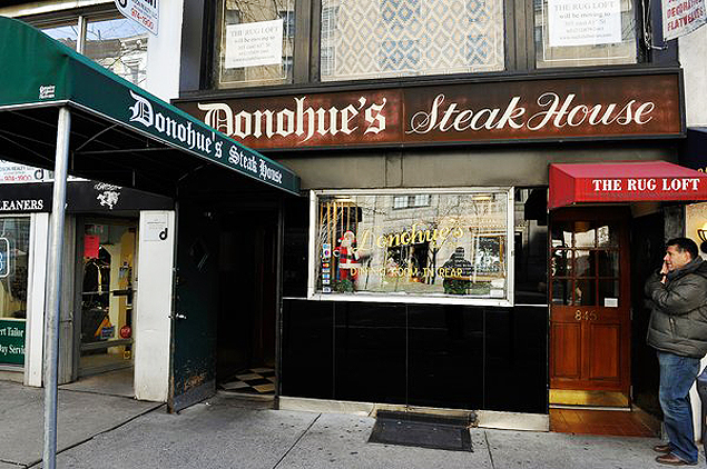 Colecionador de arte morre e deixa U$100 mil para garçonetes do Donohue's Steak House, em Manhattan