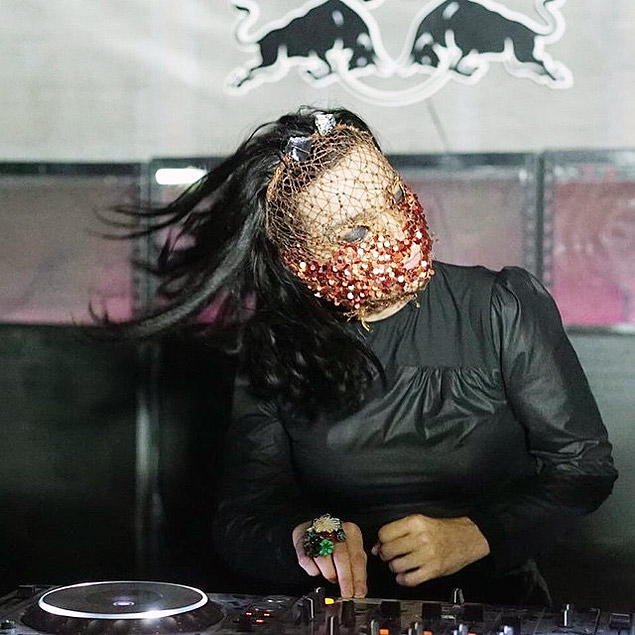 Björk vira DJ em festa de aniversário da gravadora Tri Angle, em Nova York