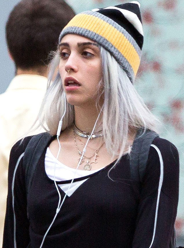 Lourdes é fotografada com cabelo cinza em Nova York