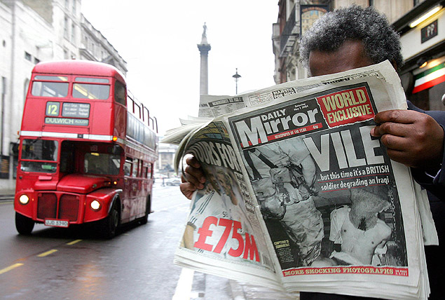 Homem lê edição do tabloide "Daily Mirror"