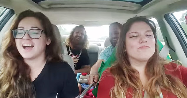 Jovens gravam acidente de carro ao usar 'pau de selfie