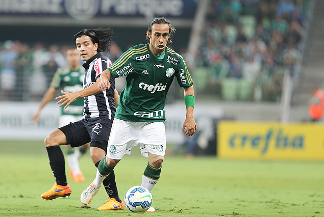 O meia Valdivia, do Palmeiras, durante a estreia no Brasileiro, contra o Atltico-MG