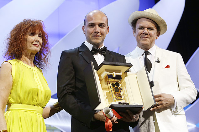 Colombiano César Augusto Acevedo recebe prêmio de Sabine Azema e John C. Reilly no Festival de Cannes