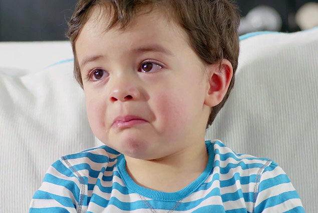 Criança em cena de um dos vídeos da campanha