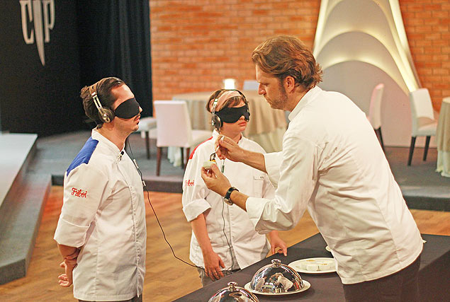 Chef Carlos Bertolazzi serve participante em novo episódio de "Cozinha sob Pressão" (SBT)