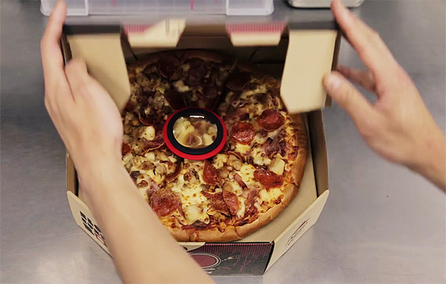 Caixa de pizza se transforma em projetor de filmes