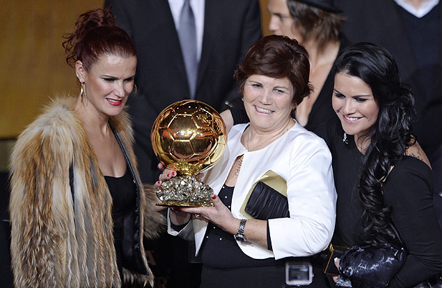Dolores Aveiro, mãe do atacante Cristiano Ronaldo, posa com prêmio ganhado pelo filho em 2014