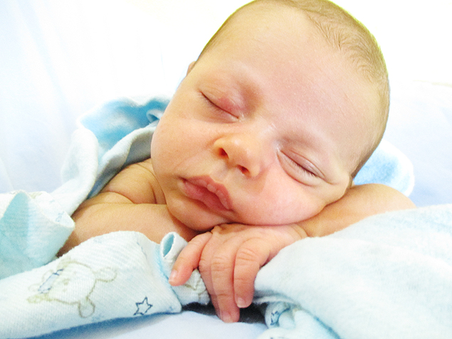 Miguel nasceu no dia 17 de janeiro em São Paulo. Ele dorme fazendo poses, conta seu pai, Renato Raddi. 