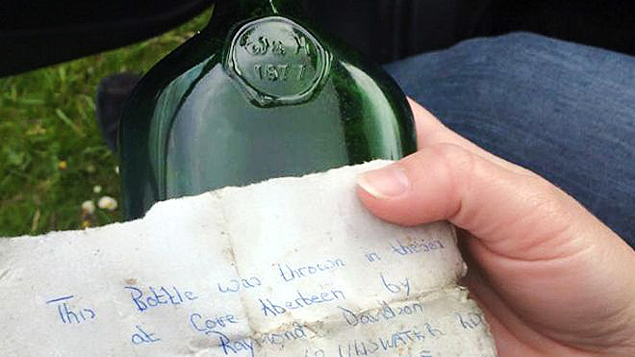 Casal que encontrou a garrafa pretende procurar autor da carta, um menino que hoje teria 58 anos 