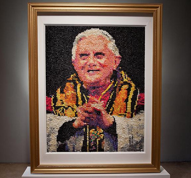Retrato do Papa feito com camisinhas coloridas será exposto em museu