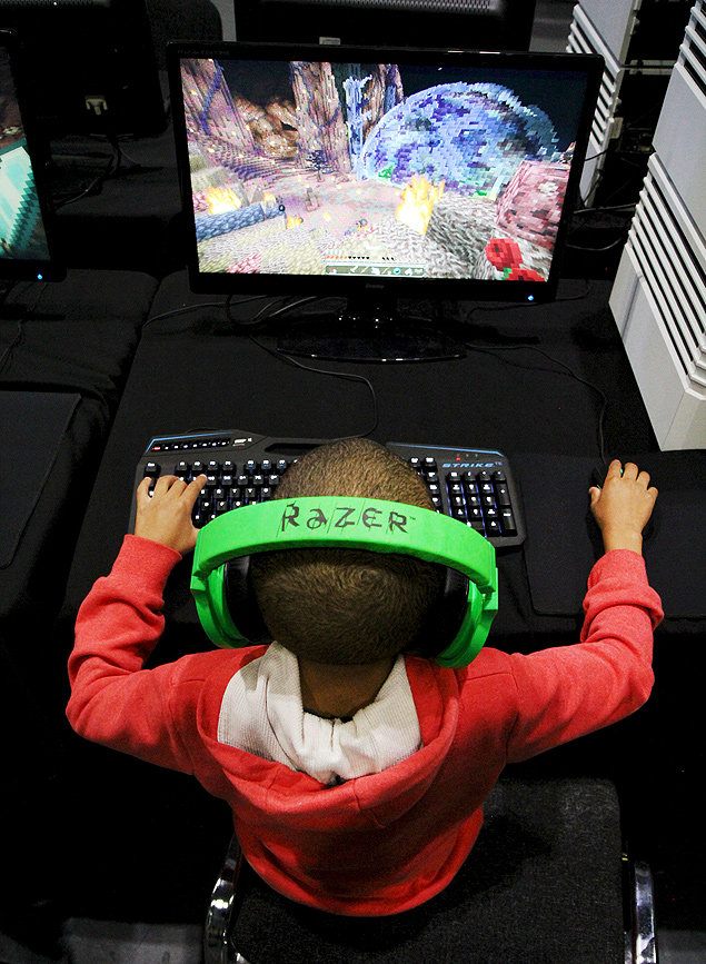 Criança jogando Minecraft em Londres