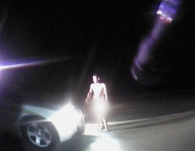 Homem nu e 'alterado' rouba carro de polícia nos EUA