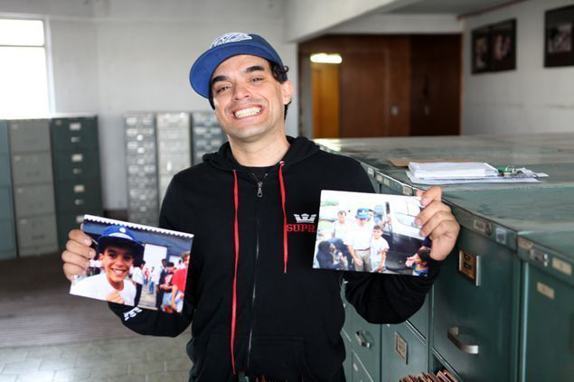 Francisco Andrade Filho, o Chiquinho, aos 26 anos, posa com fotos do ídolo Ayrton Senna