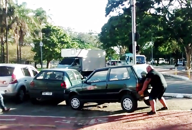 Em vídeo, homem levanta carro estacionado em cima de ciclovia