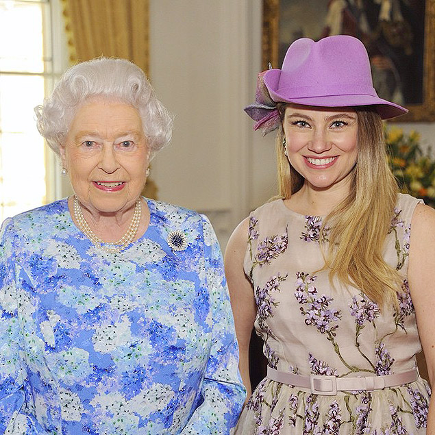 Juliana Baroni visita a rainha Elizabeth 2ª 
