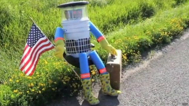Robô HitchBOT aguarda carona na beira de uma estrada