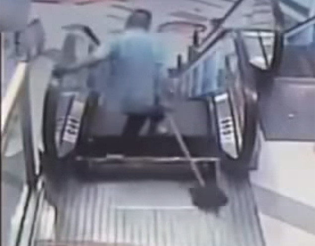 Operário fica preso em escada rolante em shopping de Xangai