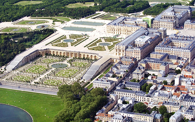 (FILES) A file picture taken on June 2, 2012 shows an aerial view of the Chateau de Versailles (Versailles palace) and its gardens including the Orangerie (L), west of Paris. The public institution of the Palace of Versailles launched a call for tenders to transform three buildings surrounding the Orangerie in an hotel, according to the direction on August 17, 2015. AFP PHOTO / JOEL SAGET ORG XMIT: 1747