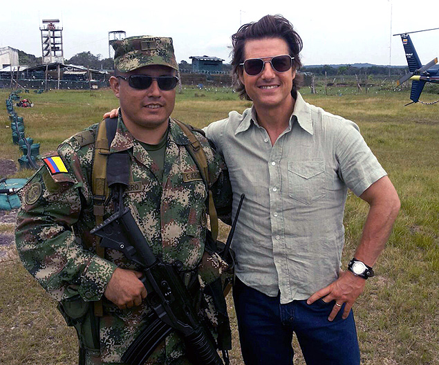Tom Cruise ( dir.) posa com um soldado colombiano durante as gravaes do filme "Mena", na Colmbia
