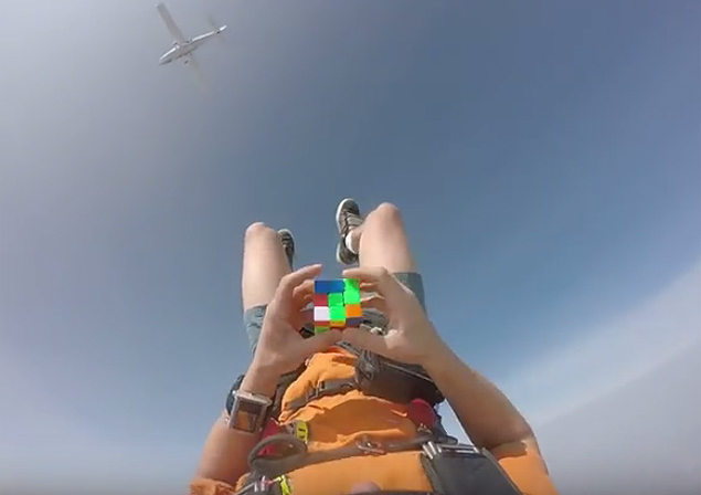 O paraquedista Chris Walker resolve cubo mágico em queda livre