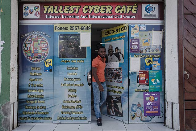 O nigeriano Victor Chukwuebulka, dono do Tallest Cyber Café, LAN house em Guaianases
