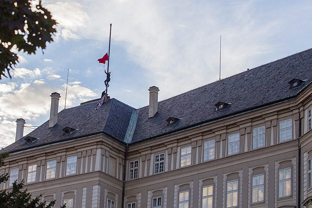 Palácio presidencial tcheco tem bandeira substituída por cueca vermelha gigante