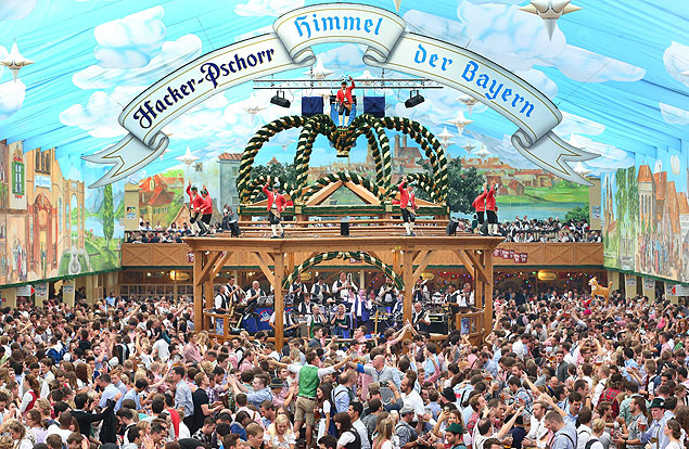 AUG016. Munich (Germany), 20/09/2015.- People wearing traditional Bavarian costumes enjoy themselves in a beer tent at the 182nd Oktoberfest in Munich, Germany, 20 September 2015. Germany's annual beer-drinking and sausage-eating Oktoberfest kicked off the day before on 19 September and is expected to draw six million visitors over its 16 days. The world's largest folk and beer festival runs from 19 September to 04 October. (Alemania) EFE/EPA/KARL-JOSEF HILDENBRAND ORG XMIT: AUG016
