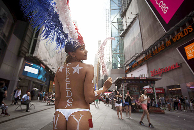Saira Nicole, who poses for tips wearing body paint and underwear, poses for a portrait in Times Square in New York in this August 19, 2015 file photo. New York City will try and impose order on the chaos of Times Square with new rules to control the costumed characters and women clad in little more than body paint who have drawn criticism for aggressive behavior in seeking tips from tourists. REUTERS/Carlo Allegri/Files ORG XMIT: TOR320