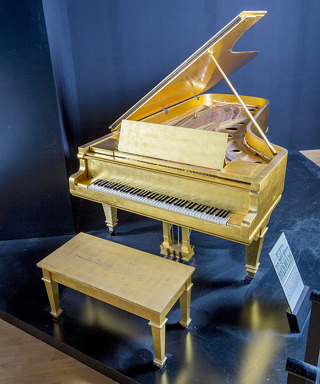 The Elvis Presley 24K Gold Lead Grand Piano which was played by Elvis Presley while in the music room of his Graceland home in Memphis, Tennessee, is seen in an undated handout picture courtesy of Julien's Auctions. The piano is expected to fetch more than half a million dollars at a November auction that will also feature a Beatles logo drum skin used by the British group in their first performances in the United States. Julien's Auctions said on October 5, 2015 that Presley played the piano at his Graceland mansion. The piano has been on display at the Country Music Hall of Fame in Nashville for years. Julien's estimates it will fetch between $500,000 - $700,000 at the Nov. 7 auction. REUTERS/Julien's Auctions/Handout via Reuters ATTENTION EDITORS - THIS PICTURE WAS PROVIDED BY A THIRD PARTY. REUTERS IS UNABLE TO INDEPENDENTLY VERIFY THE AUTHENTICITY, CONTENT, LOCATION OR DATE OF THIS IMAGE. FOR EDITORIAL USE ONLY. NOT FOR SALE FOR MARKETING OR ADVERTISING CAMPAIGNS. NO SALES. THIS PICTURE IS DISTRIBUTED EXACTLY AS RECEIVED BY REUTERS, AS A SERVICE TO CLIENTS. ORG XMIT: TOR901