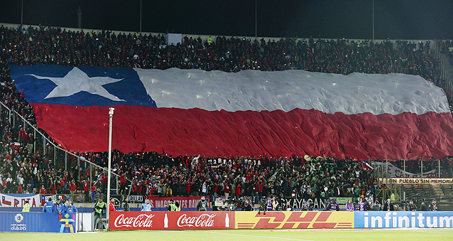 CA127. SANTIAGO DE CHILE (CHILE), 15/06/2015.- Aficionados chilenos despliegan una bandera de su pas al inicio del partido Chile-Mxico, del Grupo A de la Copa Amrica de Chile 2015, en el Estadio Nacional Julio Martnez Prdanos de Santiago de Chile, Chile, hoy 15 de junio de 2015. EFE/Mario Ruiz ORG XMIT: CA127