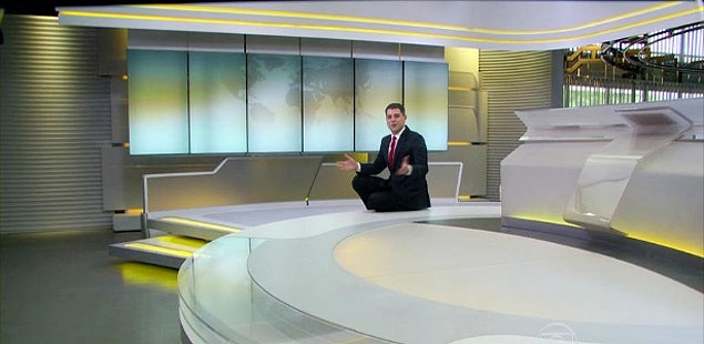 Evaristo Costa aparece sentado no estúdio "Jornal Hoje"