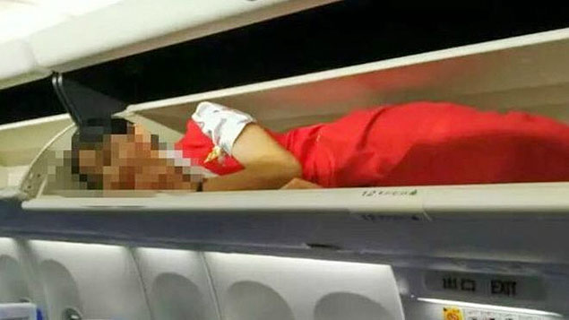 Imagens nas redes sociais mostraram uma aeromoça dentro do compartimento superior de bagagens de avião