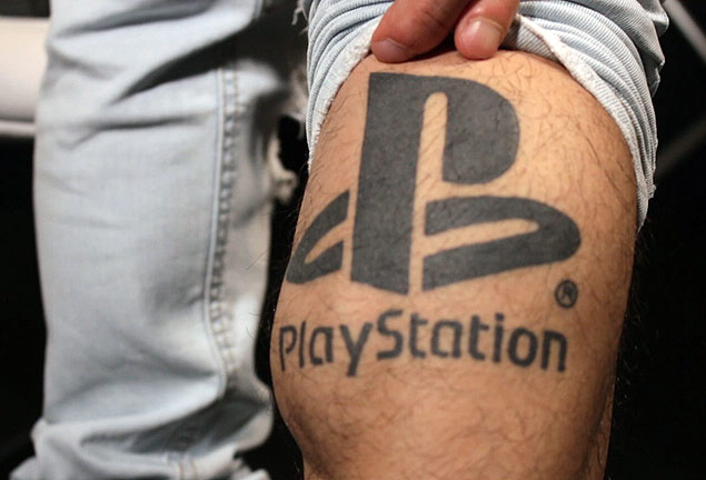 Yudi mostra tatuagem de PlayStation em entrevista ao "IGN"
