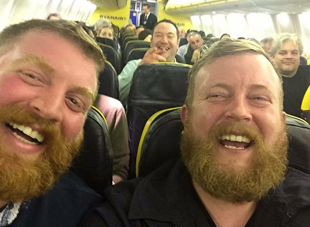 Homem encontra um sósia em viagem de avião, post faz sucesso no Twitter